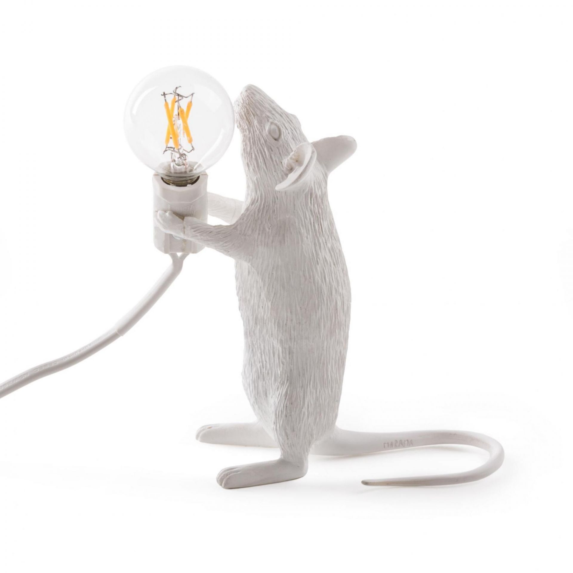 Weiße Seletti Mouse Lamp Tischleuchte stehend mit USB, Maus hält eine Glühbirne.